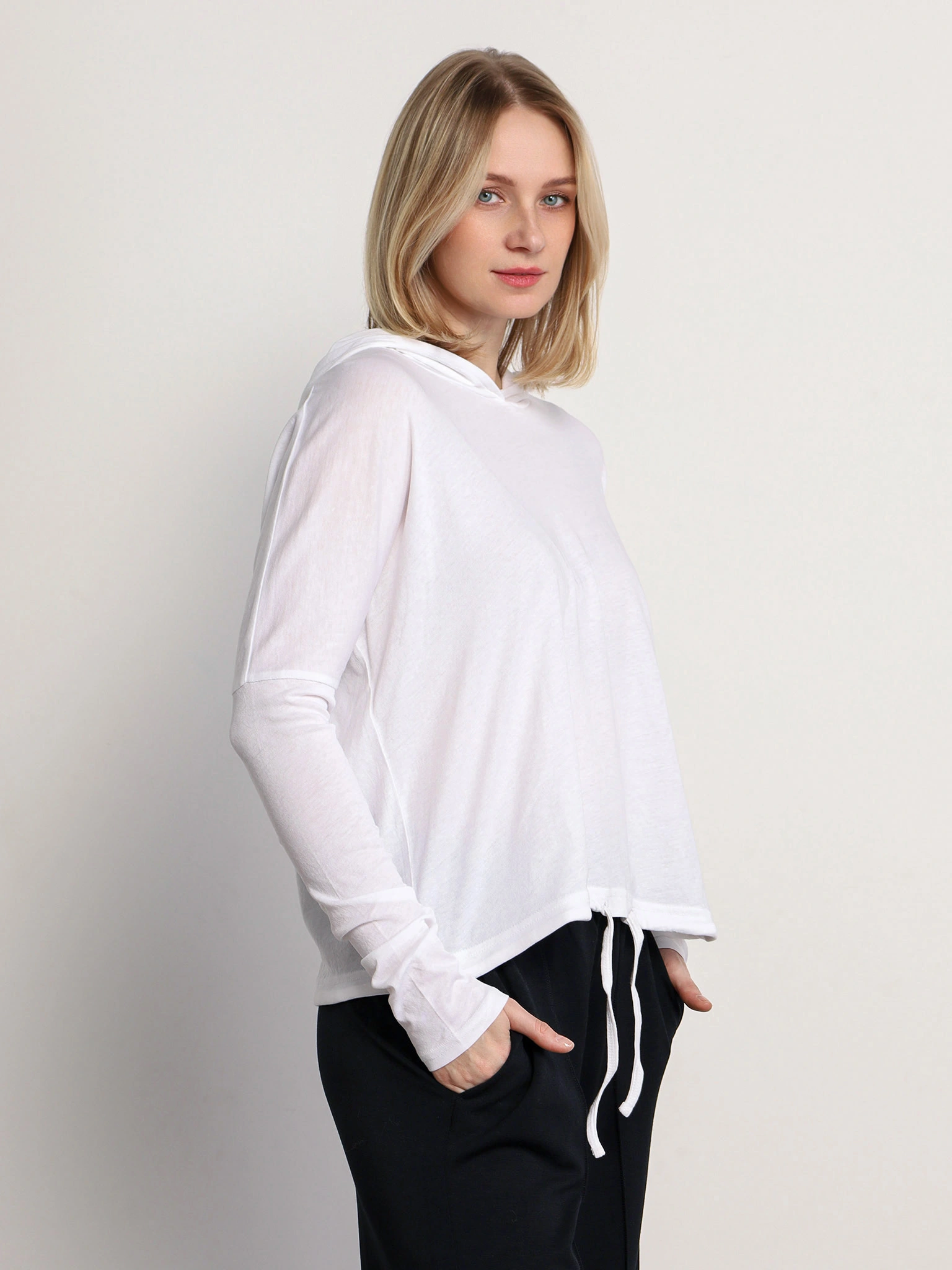 Футболка белого цвета из хлопка с капюшоном